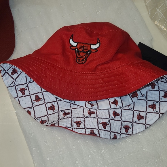 Reversible Chicago Bulls Bucket Hat - Picture 2 of 13